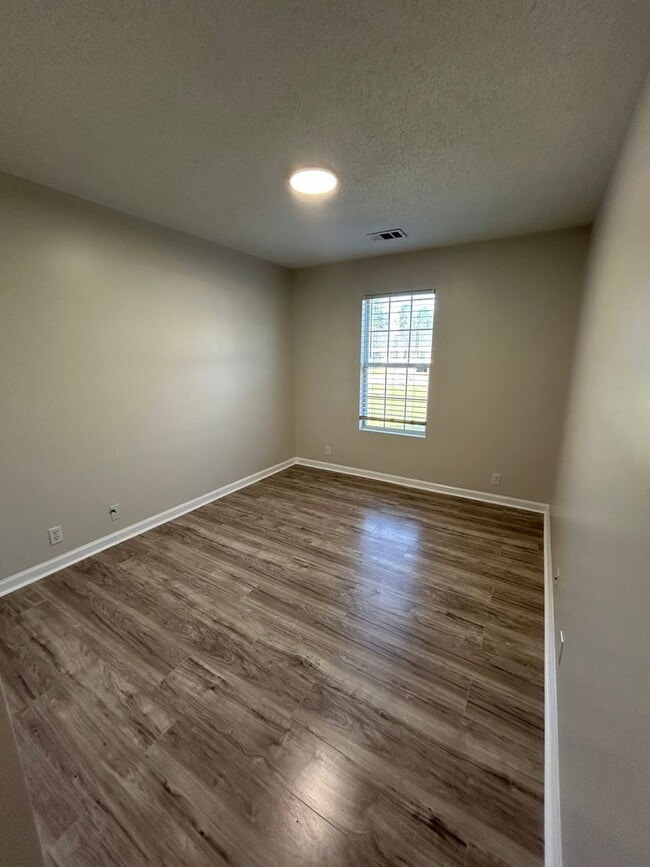 Building Photo - 3-Bedroom, 2-Bath Home on almost an 1 Acre – Pet-Friendly!