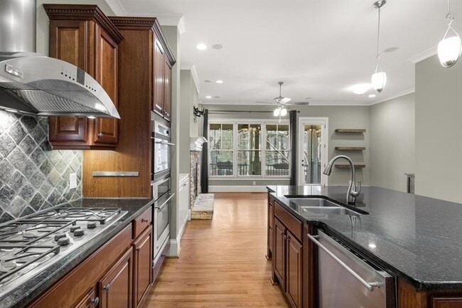 Building Photo - 395 Laurent St NW