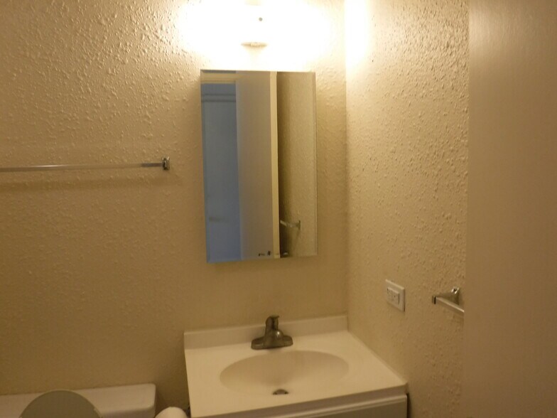 Building Photo - 2211 Ala Wai Blvd