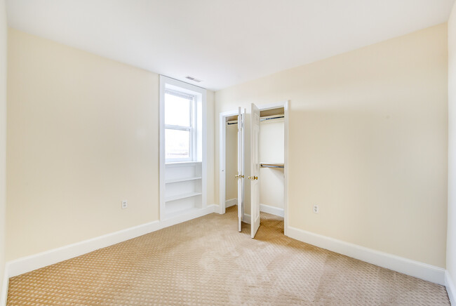 Building Photo - Sun Drenched Top Floor Dupont Circle One B...