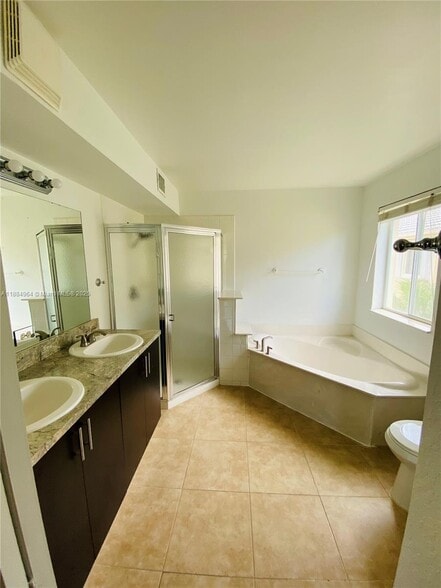 Building Photo - 2433 Pasadena Way