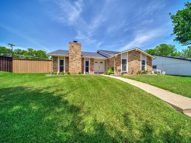 Building Photo - 1121 Bass Dr