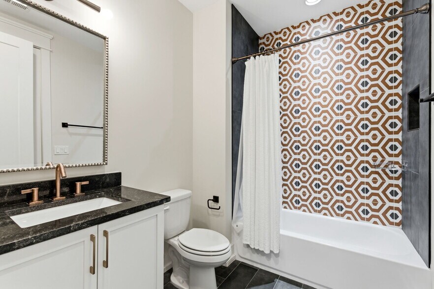 Building Photo - 1708B 15th Ave S