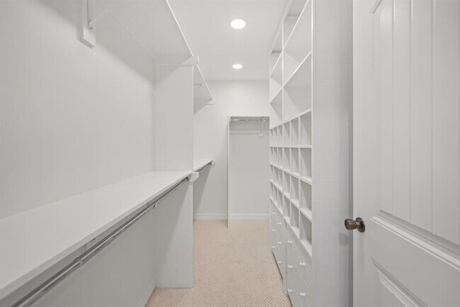 Building Photo - 9313 Livernois Rd