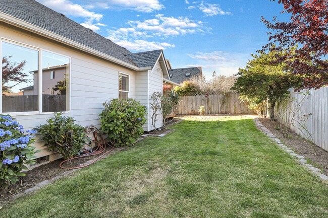 Building Photo - 3 Bed 2 Bath - Bonus Room - Groups - Pet F...