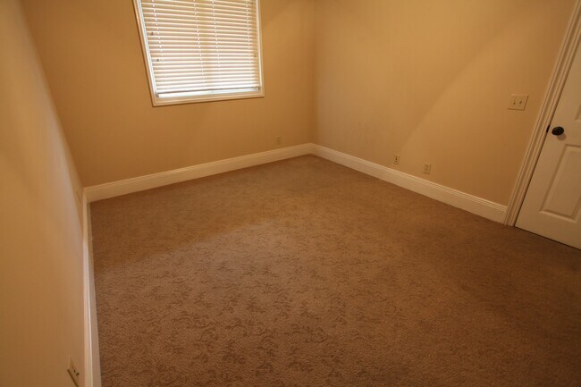 Building Photo - Downtown Auburn Luxury Living – Steps from...