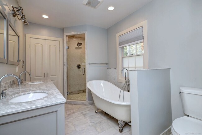 Building Photo - 1591 Huntington Turnpike