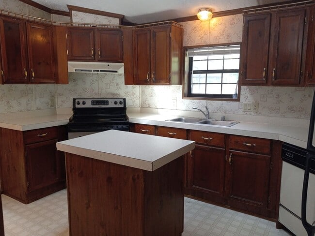 Building Photo - FOR RENT: Beautiful 3 Bed / 2 Bath Spaciou...