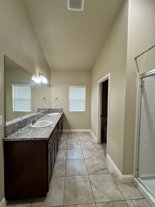 Building Photo - 3 Bedroom 2 bath Fresno home