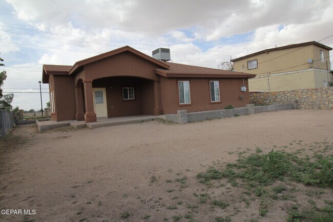Building Photo - 456 Passmore Rd
