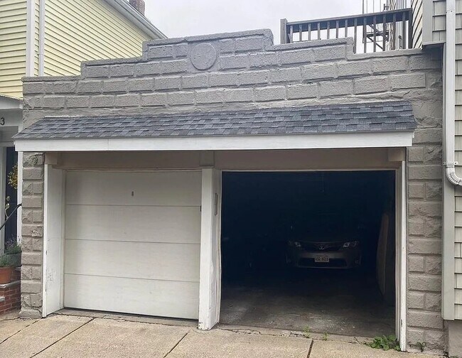 Building Photo - 298 Hurley St