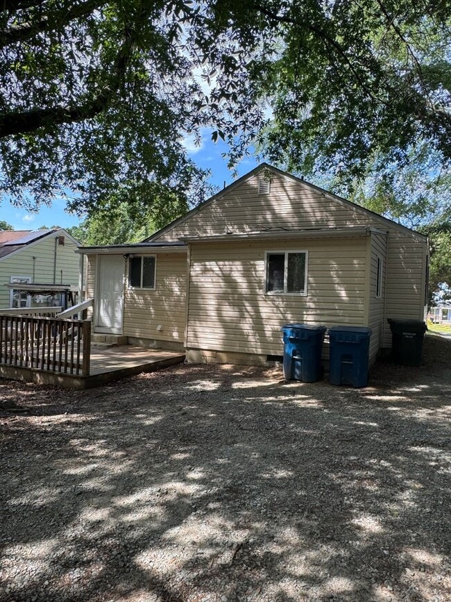 Building Photo - Nice single family three bedroom house wit...
