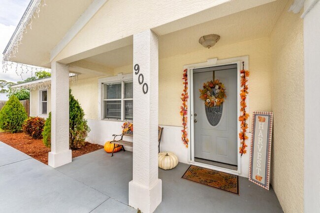Building Photo - Charming 3 bedroom Home with Huge Fenced Yard