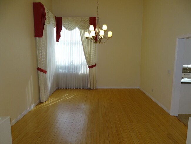 Building Photo - 5 BED Summerlin home w/ 1ST FLOOR BED AND 3/4 BATH