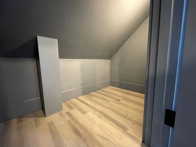 Building Photo - Charming 1Bed 1Bath Modern 2 Story Cottage with Fabulous Updates! Washer & Dryer Hook-ups!