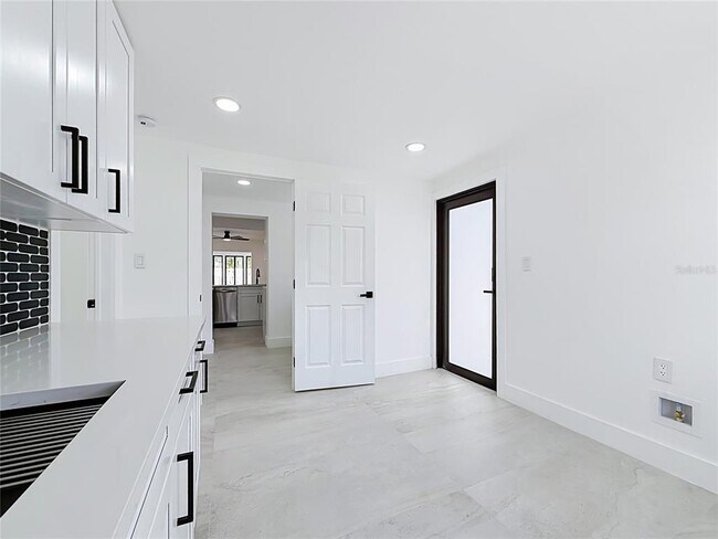 Building Photo - 2472 Tradewinds Dr