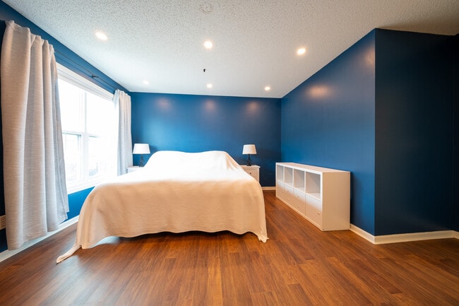 Building Photo - 706 Village Pkwy