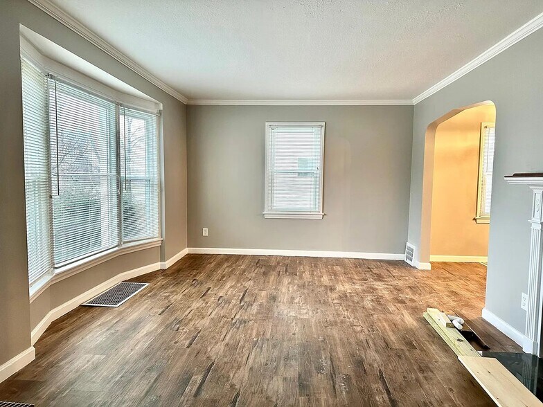 Building Photo - 3582 Northcliffe Rd