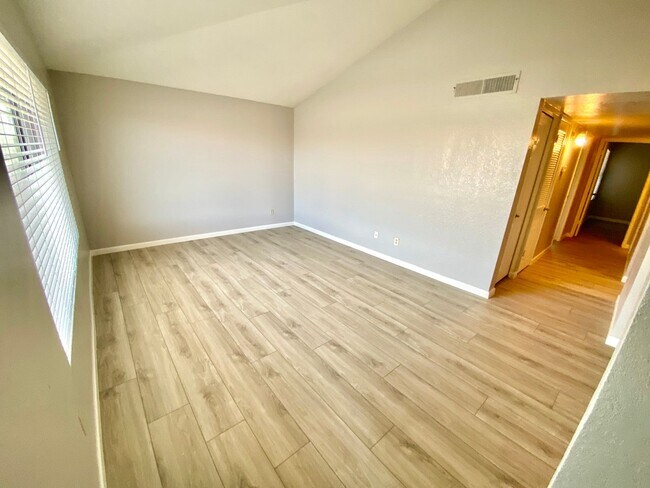Building Photo - 1402 E Guadalupe Rd