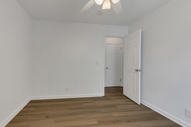 Building Photo - 1610 17th Ave N