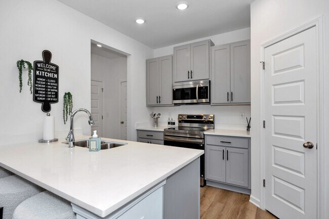 Building Photo - BRAND NEW 3 Bed 2.5 bathroom townhomes in Madison!