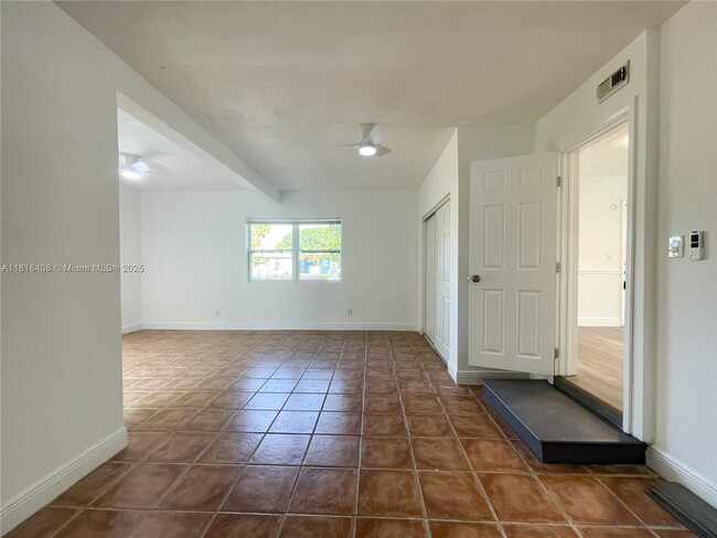 Building Photo - 7915 NW 73rd Ave