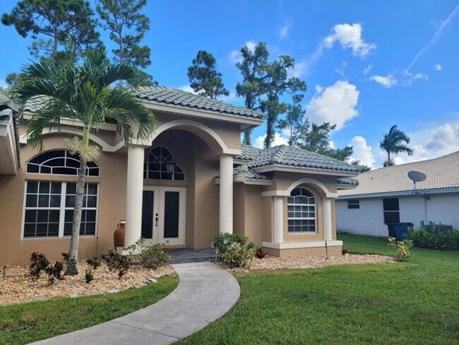 Building Photo - 146 Fernwood Crescent