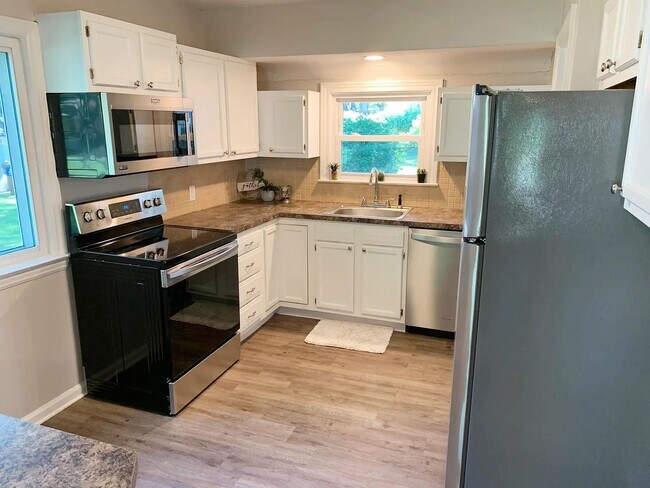 Building Photo - 3 Bedroom Home On Holland's North Side