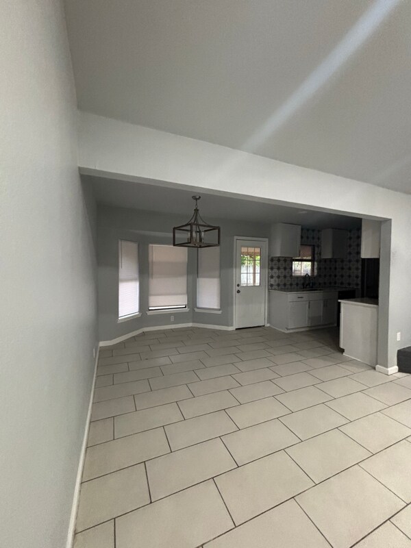 Building Photo - 1212 N Creek Dr