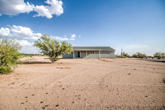 Building Photo - Large 1 + Acre Lot with 3 bedroom home in ...