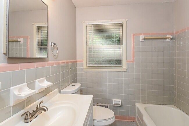 Building Photo - 4630 Cresant Ln