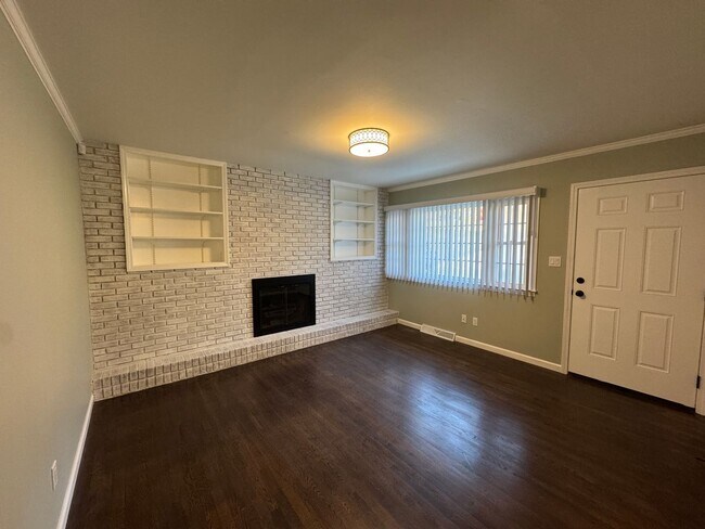 Building Photo - Move-in Ready!