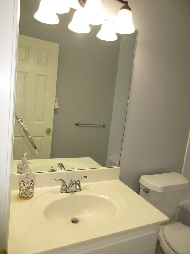 Building Photo - 32 Reno Dr