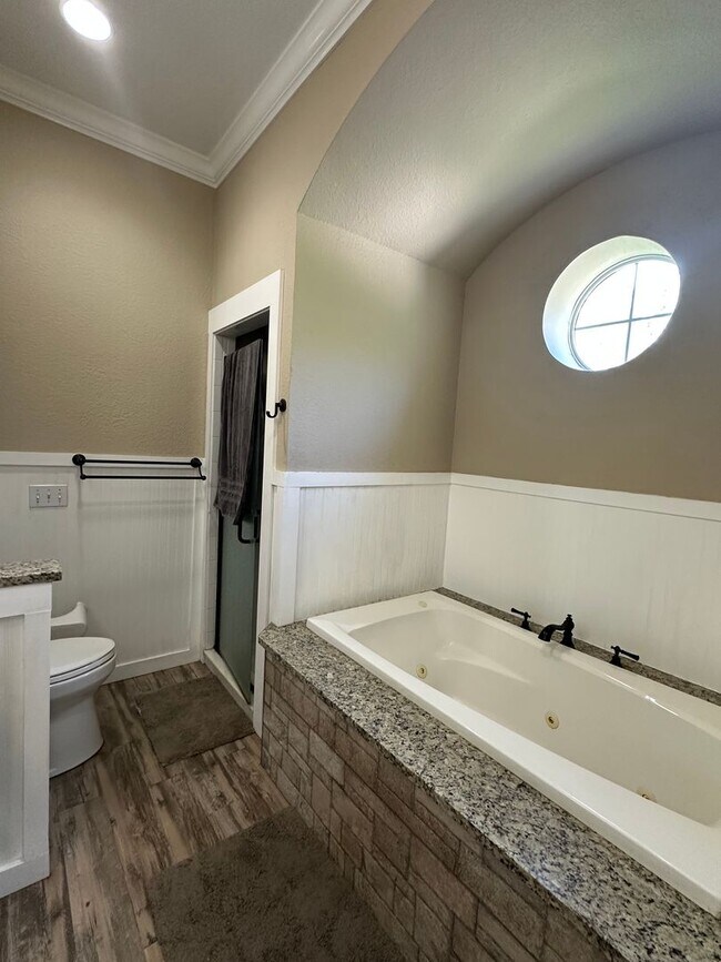 Building Photo - ***Spacious Country Living with Modern Com...