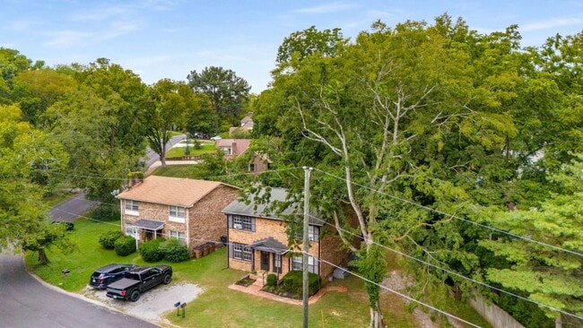 Building Photo - Awesome 2BE/1.5BA duplex in fantastic location in Nashville!