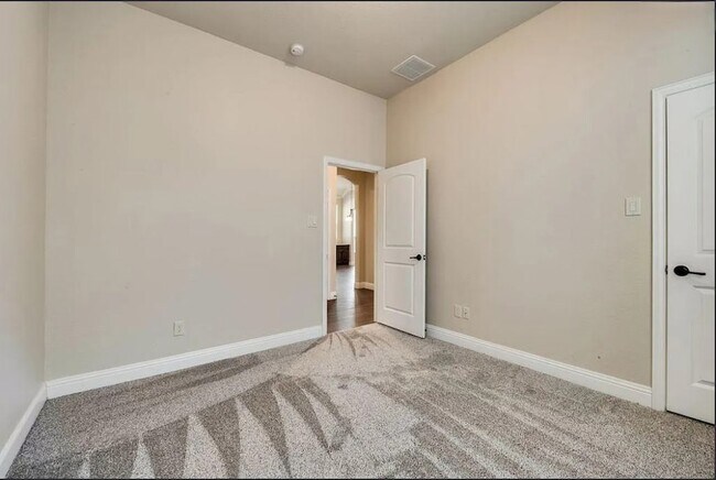 Building Photo - 2216 Grant Pk Wy