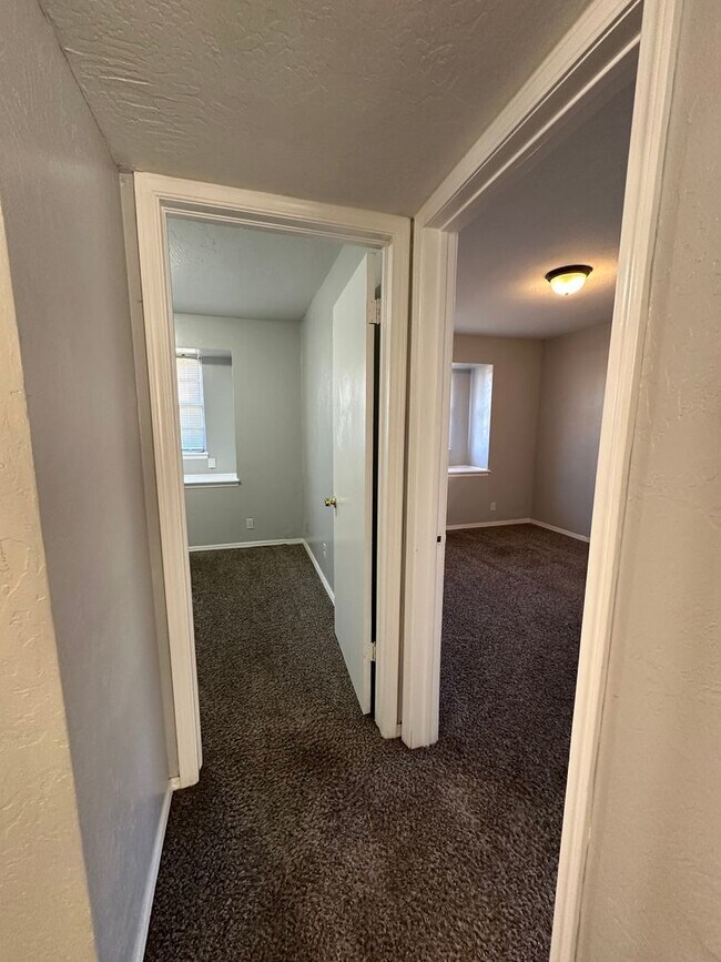 Building Photo - 4844 Woodview Dr