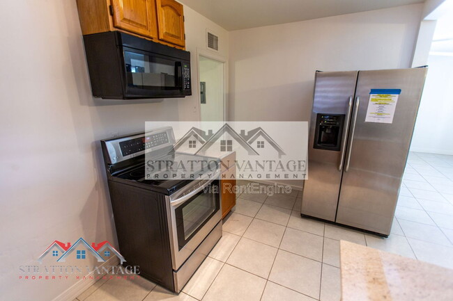 Building Photo - 1324 W Clarendon Ave