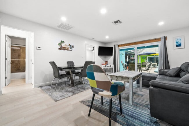 Primary Photo - 1019 SE 40th St