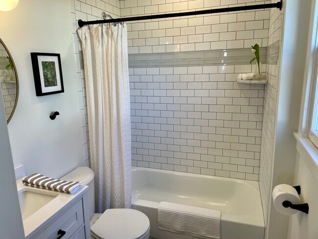 Main Bathroom with Tile Tub/Shower - 2041 Payne St