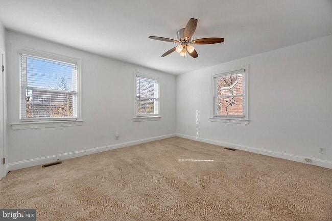 Building Photo - 458 Oakwood St SE