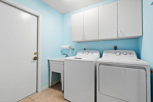 Building Photo - 2041 SE Floresta Dr