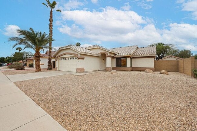 Building Photo - Welcome to this Charming 3 BEDROOM , 2 BAT...