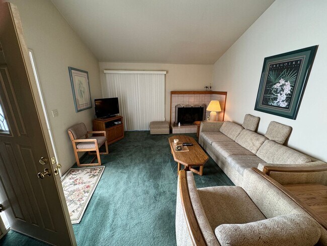 Building Photo - 2BR Bedroom 2BA "Split Level Condo and is ...