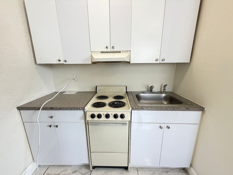 Building Photo - 912 NW 9th Ave