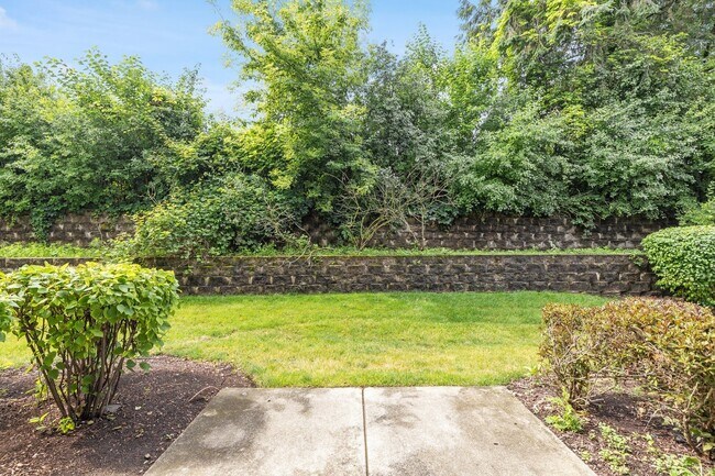 Building Photo - 2442 Oneida Ln
