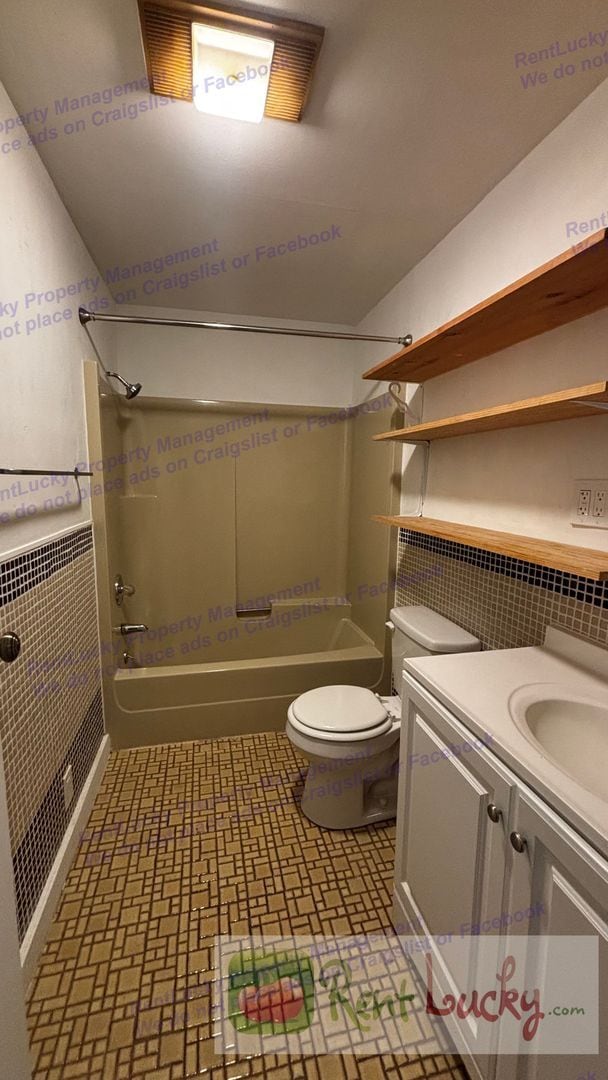 Building Photo - Free December Rent! Upper Unit 2BR/2BA Home in Maple Leaf – Amazing Finished Attic + Driveway Par...