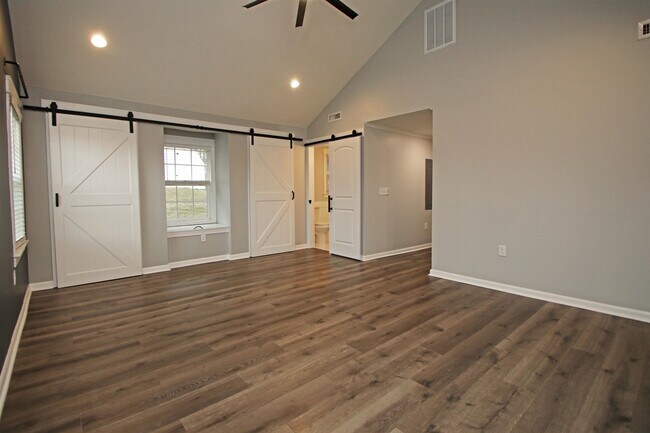 Building Photo - 3205 Oak Ridge Rd