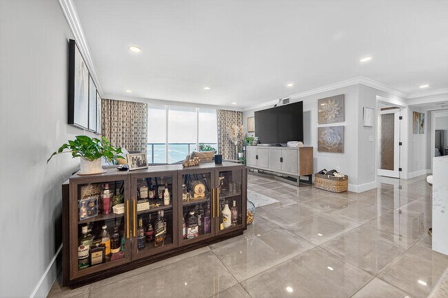 Building Photo - 5440 N Ocean Dr