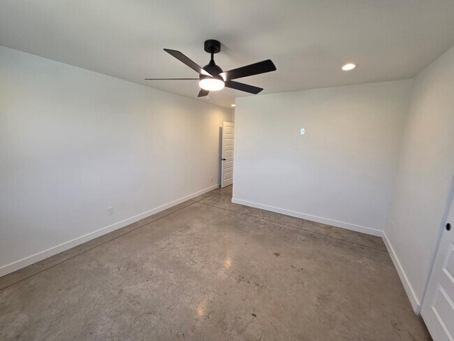 Building Photo - 2061 W Daniel Rd